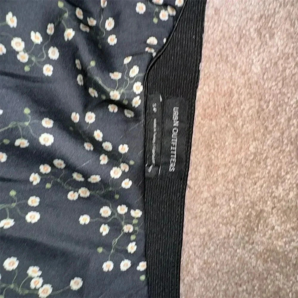 - Urban Outfitters Women's Floral Midi Skirt Black White Flowers Size S/P - Picture 9 of 9